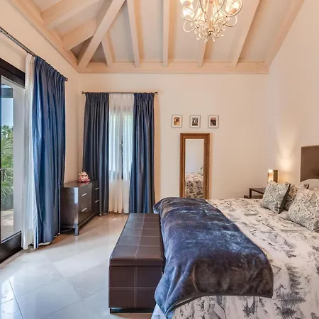 Spacious 5 Bdrm Golfer's With Gym And Sauna Apartment