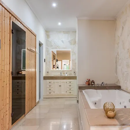 Spacious 5 Bdrm Golfer's With Gym And Sauna