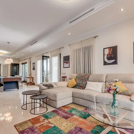 Spacious 5 Bdrm Golfer's With Gym And Sauna Apartment *