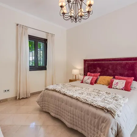 Spacious 5 Bdrm Golfer's With Gym And Sauna Apartment